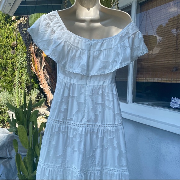 NWT WHITE OFF-THE-SHOULDER RUFFLED LACE MAXI DRESS Medium - Picture 13 of 17